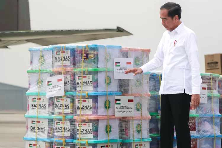 Presiden Jokowi melepas  bantuan kemanusiaan  51,5 ton logistik bahan pangan Baznas ke Palestina di Bandara Halim Perdana Kusuma, Sabtu (4/11/2023)