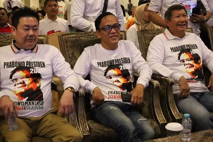 Bambang Widjanarko Setio (Ketua DPD Prabowo Mania 08 Jatim), Immanuel Ebenezer (Ketua DPP Prabowo Mania 08), dan Hashim Djojohadikusumo.