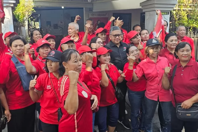 Sekjen DPP PDIP Hasto Kristianto bersama pedagang canang dan pelaku usaha mikro Kota Mataram. (Suara Karya/Ist)