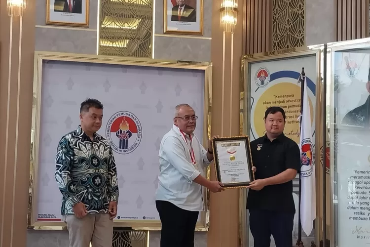 Sesmenpora Gunawan Suswantoro mewakili Menpora Dito Ariotedjo menerima penghargaan dan piagam Muri yang diserahkan oleh manajemen Museum Rekor Dunia-Indonesia atas perbuatan Video Mapping 4 Sisi HSP ke-95 di Tugu Monas (AG Sofyan )