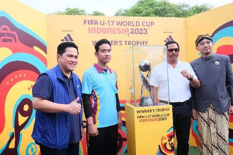 Erick Thohir bersama.Gibran Rakabuming , Pj Gubernur Jateng Nana Sudjana serta KGPAA Mangkunegoro X berfoto dengan trofi Piala Dunia U-17 (Endang Kusumastuti)