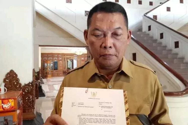 Wakil Wali Kota Solo Teguh Prakosa memperlihatkan surat izin Wali Kota Solo (Endang Kusumastuti)