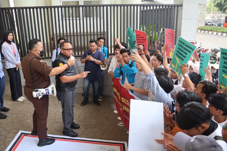 Mahasiswa hukum Jabodetabek saat unjuk rasa damai di Kejaksaan Agung
