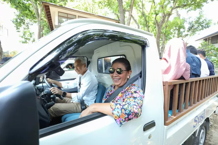 Ganjar Pranowo menyopiri Susi Pudjiastuti saat berkunjung ke kediaman mantan Menteri Kelautan dan Perikanan ini di Kecamatan Pangandaran, Kabupaten Pangandaran, Jawa Barat. (istimewa )