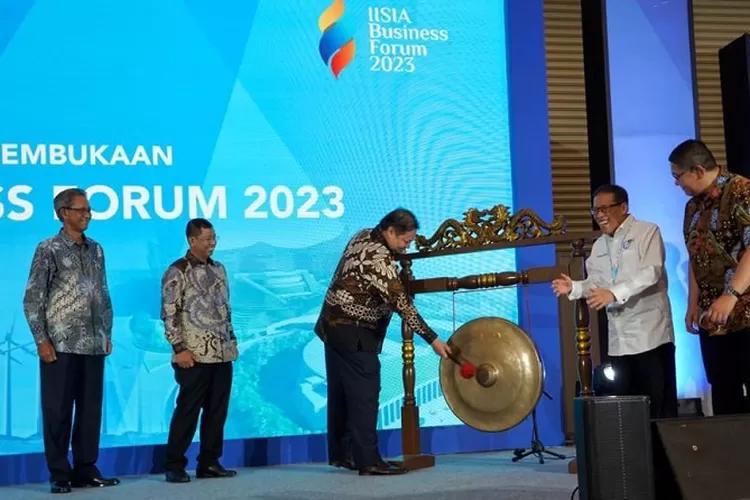 Menteri Koordinator Bidang Perekonomian Airlangga Hartarto mewakili Presiden Joko Widodo membuka Indonesian Iron and Steel Industry Asociation (IISIA) Bussiness Forum 2023, Kamis (9/11/2023) (ekon.go.id)