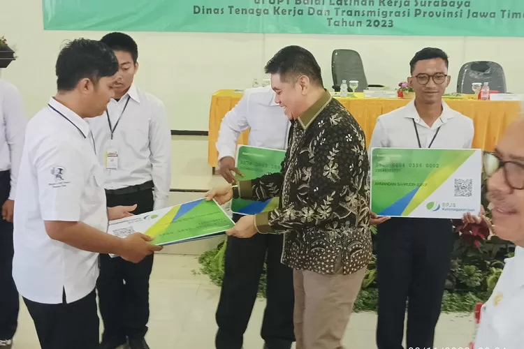 Kepala Kantor BPJS Ketenagakerjaan Surabaya Darmo, Imron Fatoni saat menyerahkan kartu peserta secara simbolik 