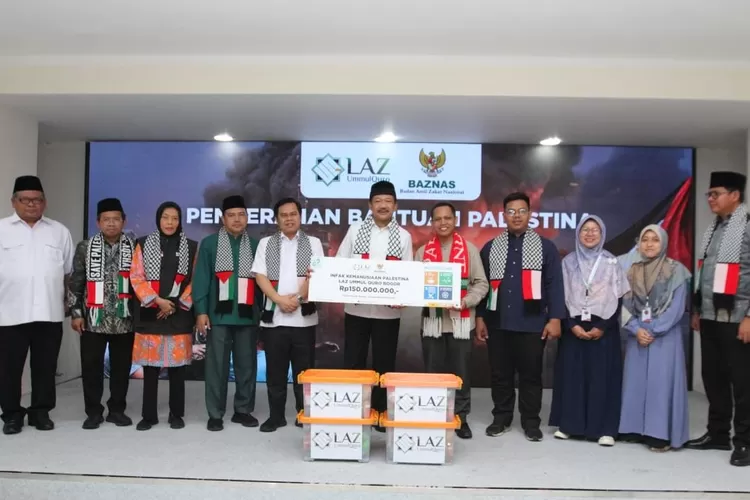 Ketua LAZ Ummul Quro Bogor Abdullah (kelima dari kanan)  fose  bersama Ketua Baznas RI  KH Noor Achmad (keenam dati kiri) usai menyerahkan infaq  solidaritas dunia Islam untuk Palestina, Jumat (10/11/2023).h