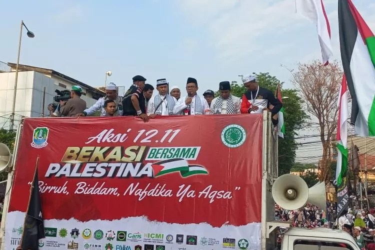 Suara Pj Wali Kota Bekasi, Raden Gani Muhammad untuk Palestina di aksi damai solidaritas yang berlangsung di Jalan Ahmad Yani, Bekasi Selatan, pada Minggu (12/11/2023). (FOTO: Dharma/Suarakarya.id)
