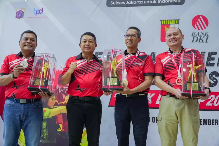 Pj Gubernur DKI Jakarta  Heru Budi Hartono (kedua kanan) menerima piagam penghargaan  atas  prestasinya tampil sebagsi juara  nomor  pistol individu di Kejurnas/ Pra PON Aceh- Sumur, di lapangan  Senayan, awal November 2023.