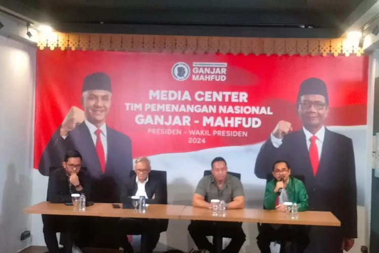 Wakil Ketua TPN Ganjar-Mahfud Andika Perkasa dan sejumlah anggota pengurus menggelar konpres di Media Center TPN Ganjar-Mahfud, Jl Cemara, Menteng Jakarta Pusat. (sadono )