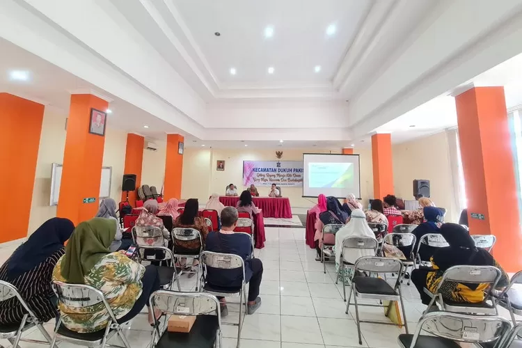 Warga Paguyuban UMKM Kecamatan Dukuh Pakis saat sosialisasi yang digelar BPJS Ketenagakerjaan Cabang Surabaya Darmo