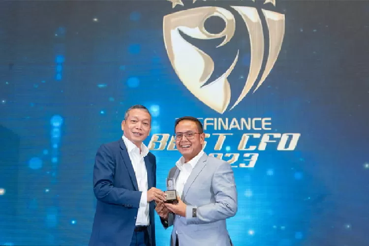 Direktur Keuangan dan Strategi Bank DKI, Romy Wijayanto (kanan) menerima penghargaan dari Chairman Infobank Media Group, Eko B. Supriyanto (kiri), sebagai Best CFO Kategori Bank Aset Rp50 Triliun sd. &lt; Rp100 Triliun sekaligus sebagai Best of The Best CFO.Foto: Humas Bank DKI