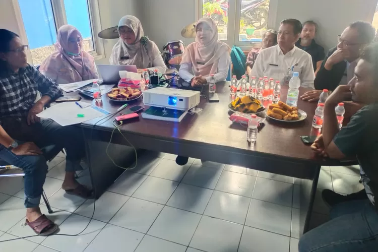 Kepala Dinkes Kota Depok Mary Liziawati (empat dari kiri) didampingi Kadis Kominfo Depok Manto menjelaskan Program PMT. (G. Windarto)