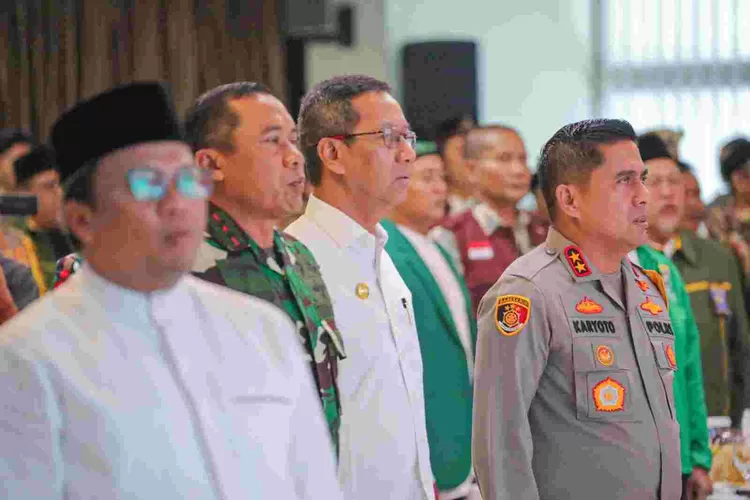 pj Gubernur DKI  Jakarta Heru Budi  Hartono ( tengah kaca mata) bersama pimpinan  wilayah menghadiri  rapat  menjalang Pemilu 2024.