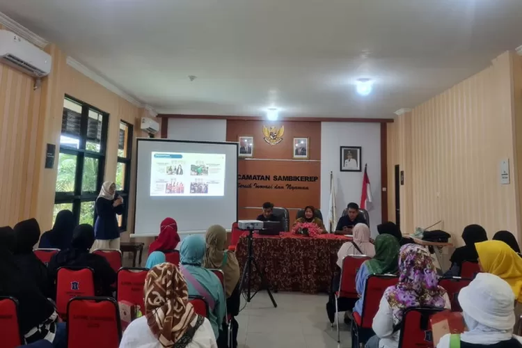 Para pelaku UMKM Sambikerep saat menerima sosialisasi manfaat program dari BPJS Ketenagakerjaan Surabaya Darmo