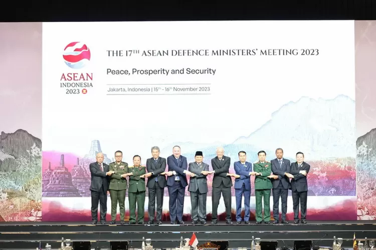 Menhan Prabowo Subianto membuka dan sekaligus memimpin jalannya sidang pertemuan para Menteri Pertahanan Negara Anggota ASEAN ke-17 (The 17th ASEAN Defence Ministers&rsquo; Meeting / The 17th ADMM). Foto: Biro Humas Kemnhan