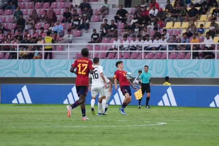 Laga Uzbekistan dan Spanyol di babak penyisihan Grup B di Stadion Manahan Solo (Istimewa : Doc. LOC WCU17/RKY)