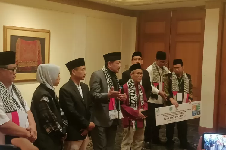 Ketua MUI Prof Dr Sudarnoto Abdul Hakim (Keempat dari kanan) menyerahkan bantuan kemanusiaan untuk Palestina melalui Baznas RI senilai Rp 23 M diterima Ketua Baznas Prof Dr KH Noor Achmad di hotel Aryaduta, Jumat (17/11/2023). 