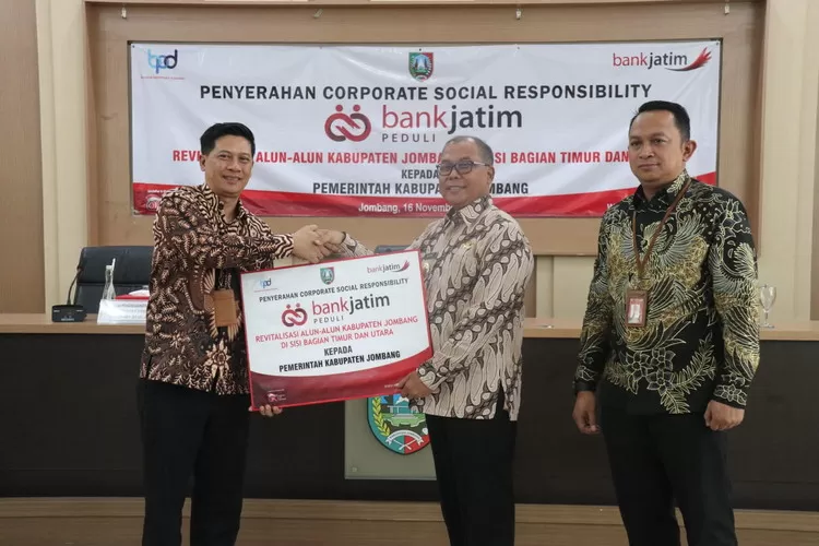 Suasana saat prosesi penyerahan.CSR Bank Jatim berupa revitalisasi Alun-Alun Kabupaten Jombang