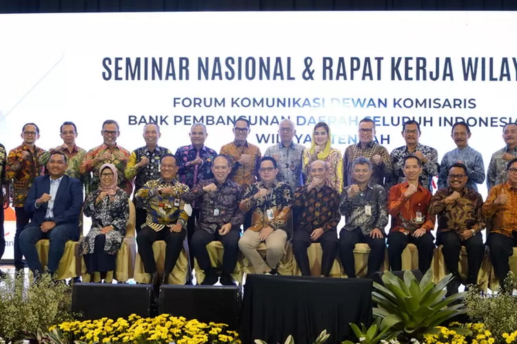 Para tokoh dan pembicara yang hadir dalam FKDK BPDSI yang digelar Bank Jatim di Surabaya
