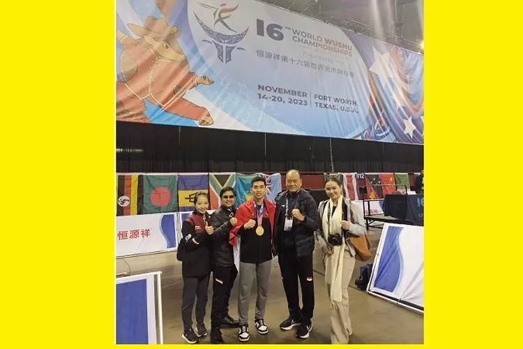 Harris Horatius berpose dengan kalungan medali emas yang direbutnya pada Kejuaraan Dunia Wushu 2023 Amerika Serikat (Ist)