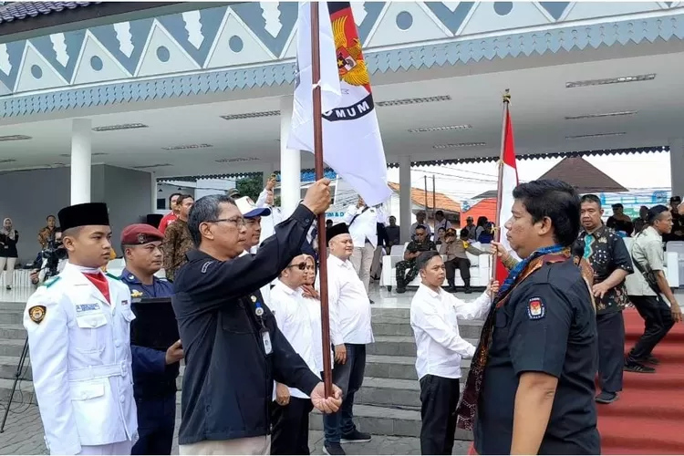 KPU Kabupaten Bekasi mengantarkan Bendera Pemilu ke KPU Kota Bekasi saat Kirab Pemilu 2024 yang berlangsung di Alun-Alun Hasibuan, Jalan Pramuka, Bekasi Selatan, pada Minggu (19/11/2023). (FOTO: Dharma/Suarakarya.id)