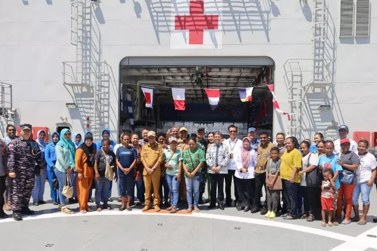 Sukseskan Sail Teluk Cenderawasih 23 TNI AL Gelar Bakti Sosial  di Atas Kapal Perang (Dispen Koarmada III)