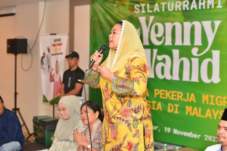 Dalam kunjungannya di Malaysia, Yenny Wahid memperkenalkan pasangan capres dan cawapres  Ganjar -Mahfud MD kepada PMI. (Dok. Promedia/Suarakarya.id)