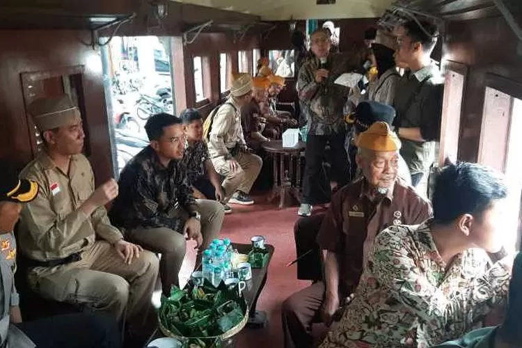 Momen Wali Kota Solo Gibran Rakabuming Raka bersama legiun veteran menikmati  perjalanan KA Jaladara (Endang Kusumastuti)