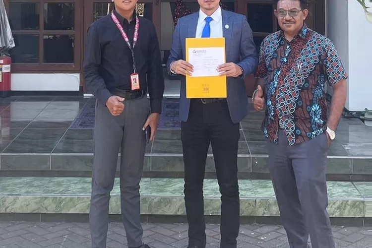 Tim Advokat Lisan menunjukkan bukti laporan ke Bawaslu Jawa Timur.