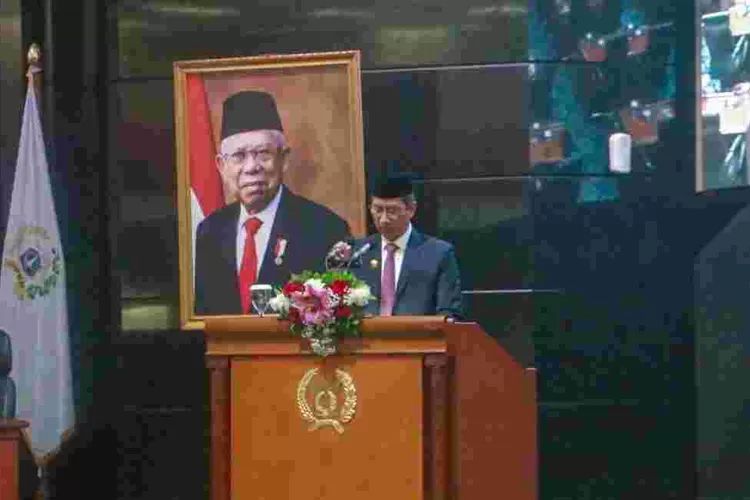 Pj Gubernur DKI Jakarta Heru Budi Hartono menyampaikan  pidato penetapan UMP  DKI Jakarta di Balai Agung DKI, Selasa (21/11/2023).
