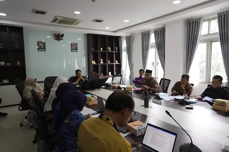 Pansus 9 DPRD Kota Bandung melakuzkan ekspose Raperda Pelarangan, Pengawasan dan Pengendalian Minuman Beralkohol, di Ruang Rapat Komisi A DPRD Kota Bandung, kemarin ini. Wawan/Humpro DPRD Kota Bandung.