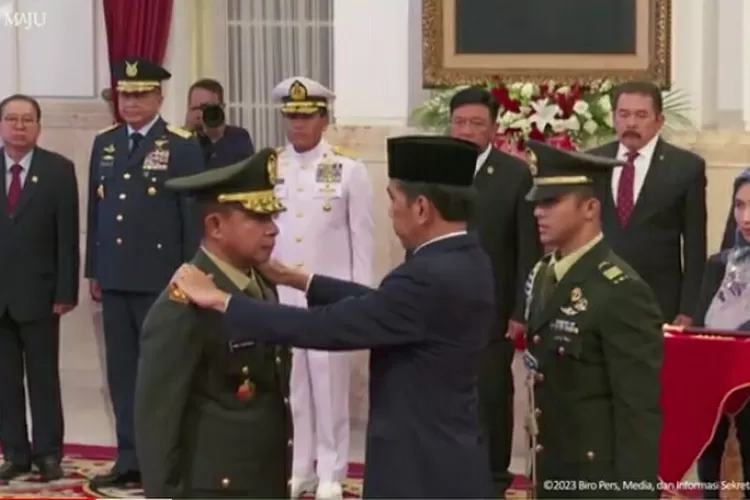 Dilantik Presiden Jokowi: Resmi Sudah, Jenderal Agus Subiyanto Panglima TNI. (Tangkapan layar Youtube Setpres)