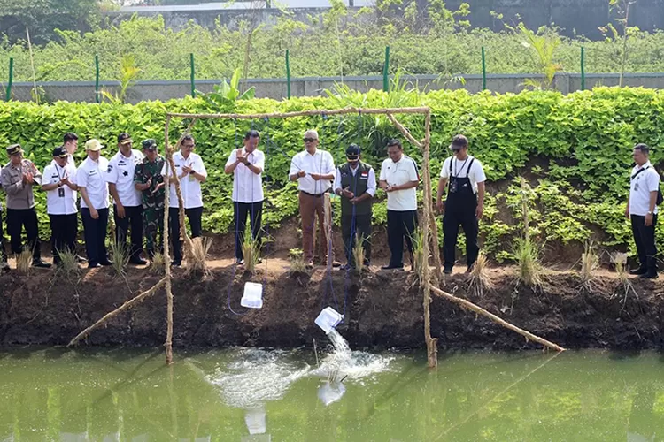 Ketua DPRD Kota Bandung H. Tedy Rusmawan, A.T., M.M., saat meresmikan kolam retensi, di Komplek Bandung Indah Inten, Bandung, kemarin ini. Ariel/Humpro DPRD Kota Bandung.