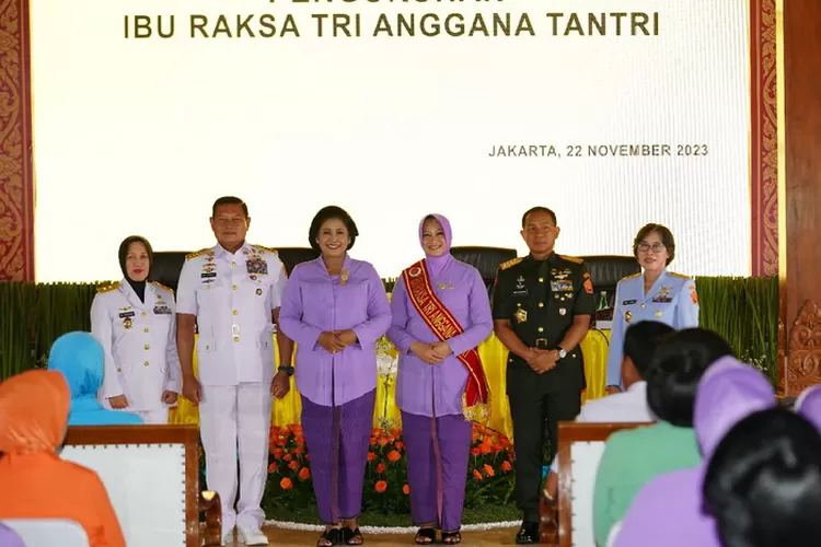 Serah terima jabatan (Sertijab) Ketum IKKT PWA dan Ketum DP dari Ny. Vero Yudo Margono kepada Ny Evi Agus Subiyanto. (Foto: Puspen TNI) 
