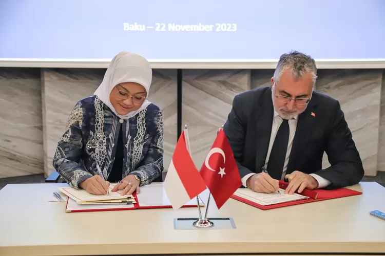 Menaker Ida Fauziyah (kiri) mengadakan pertemuan bilateral dengan Menteri Tenaga Kerja dan Jaminan Sosial Turki Vedat Isikhan (kanan). 