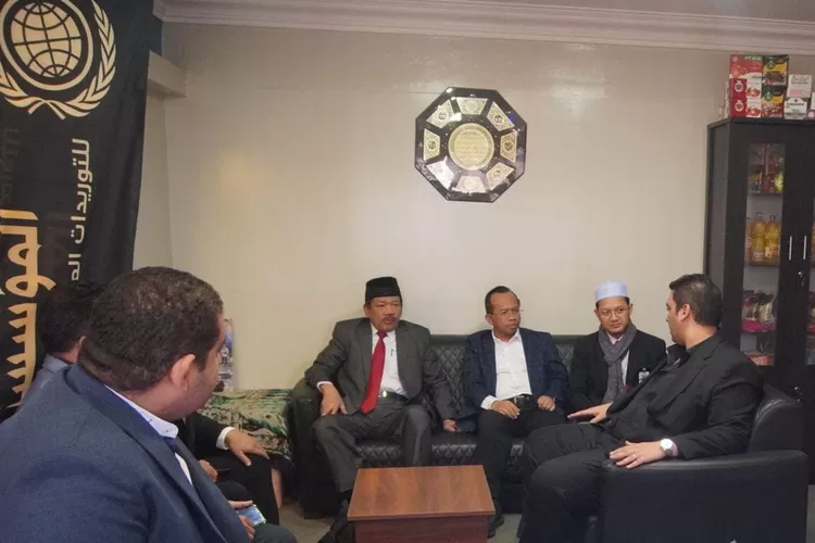 Ketua Basnas RI Prof Dr KH Noor Achmad, MA ( Keempat dari kanan) bersama para pejabat Baznas tiba di Cairo, Mesir untuk segera menandatangani  dengan tiga lembaga  kemanusiaan Mesir untuk menyalurkan bantuan ke Palestina.