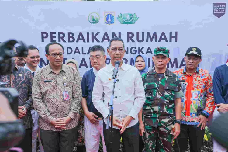 Pj Gubernur DKI Jakarta Heru Budi Hartono  dan pejabat terkait menyampaikan sambutan peresmian  renovasi  kawasan permukiman  Tanah Tinggi, Jakarta  Utara, Kamis (23/11/2023).