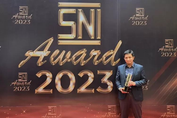 Direktur HCM &amp; Strategy Telkom Akses, Nizar usai menerima penghargaan Standar Nasional Indonesia (SNI) Award 2023