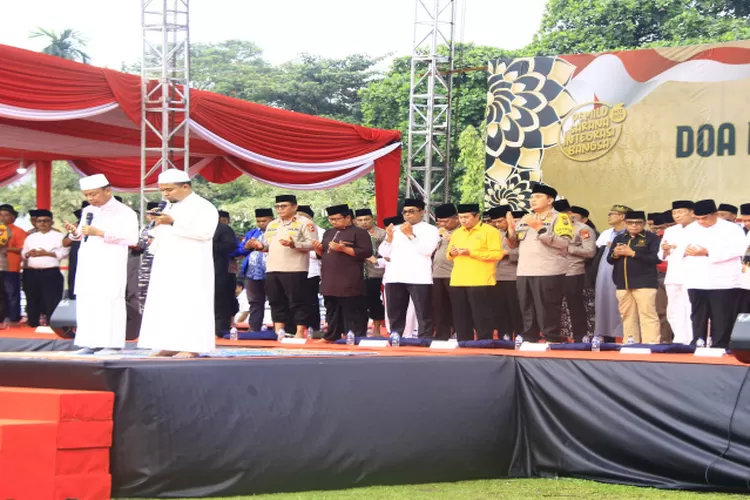 Polda Riau menggelar doa bersama di Lapangan Mako Polda Riau. Acara tersebut merupakan puncak dari cooling system atau mendinginkan suasana jelang pemilu 2024 agar bisa berjalan damai. (istimewa )