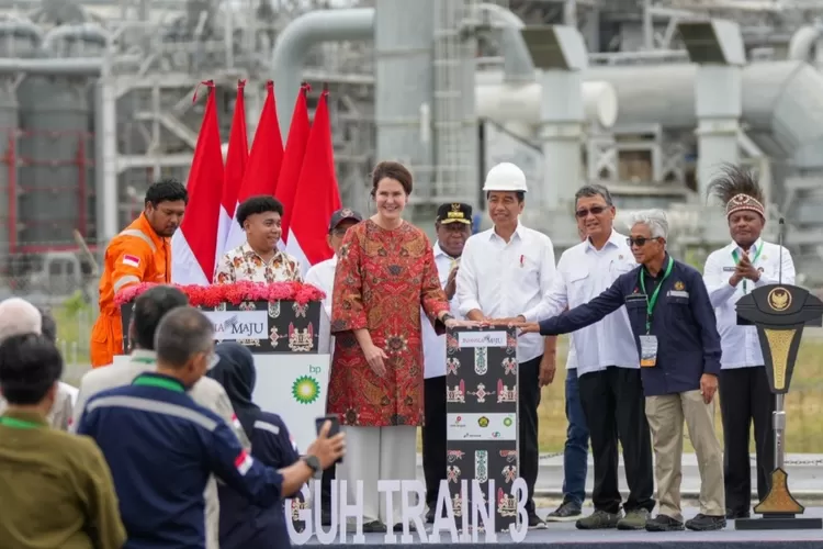 Presiden Joko Widodo Resmikan Proyek Strategis Nasional  Tangguh Train 3 di Bintuni Papua Barat (SKK Migas)