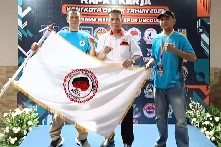 Ketua KONI Kota Depok Heri Supriyanto didampingi dua pemgurus IBCA-MMA Depok Hendri Arifianto (kiri) dan Alex Firngadi (kanan). (G. Windarto)