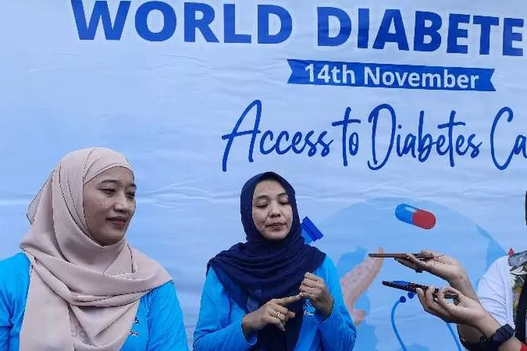dr. Eva Niamuzisilawati dan dr Yulia Sekarsari dari Persadia Cabang  Surakarta  saat peringatan Hari Diabetes Dunia di Solo (Endang Kusumastuti)