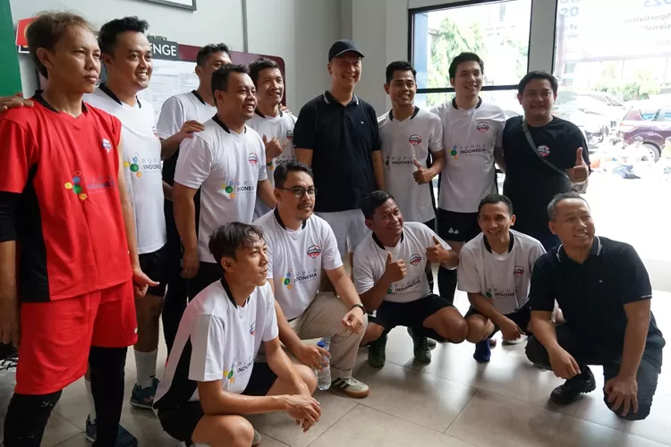 Menperin Agus Gumiwang Kartasasmita (AGK) menberikan semangat untuk tetap berjiwa juara bersama dengan tim Forum Wartawan Industri (Forwin) seusai mengalahkan tim Forum Wartawan Otomotif (Forwot) pada turnamen futsal Forwin Cup 2023 di Jakarta, Sabtu (25/11/2023) (AG Sofyan)