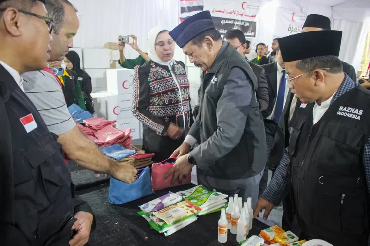 Ketua Baznas RI  Prof Dr KH Noor  Achmad  menyaksikan  barang-barang yang dibeli menggunakan  dana bantuan masyarakat Indonesia untuk masyarakat Palestina usai menandatangani MoU kerja sama penyaluran  infaq kemanusiaan Baxnas RI, akhir pekan lalu.