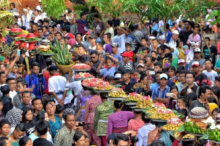 Ritual budaya Perang Topat di Lombok Barat. (Suara Karya/Hernawardi				)