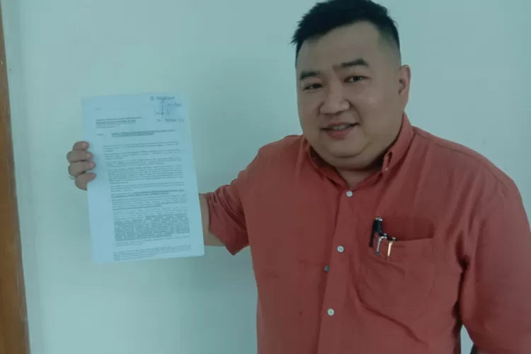 advokat Oktavianus Setiawan menunjukan surat perlindungan hukum para korban Robot Trading FIN 888 yang dikirimkan ke MA dan KY dengan ditembuskan ke Ketua PN Jakarta Utara