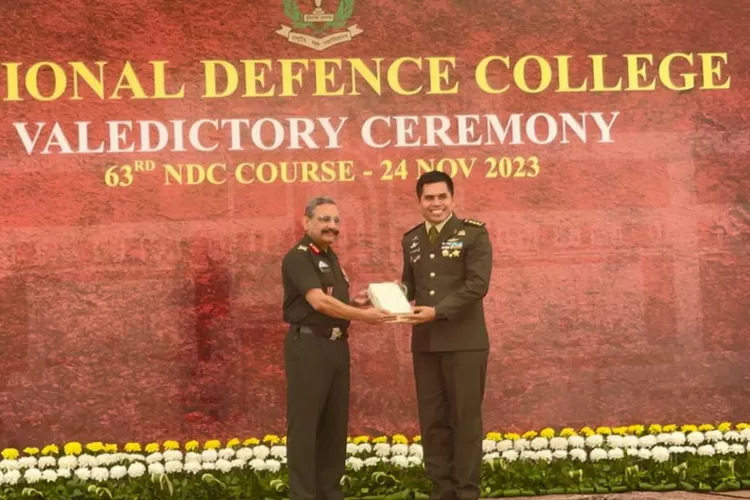 Kolonel Inf Polsan Situmorang  meraih Book Prize Award  yang diserahkan langsung oleh Komandan NDC Lieutenant General Sukrity S Dahya,  pada penutupan pendidikan National Defence College, di New Delhi, India, Jumat (24/11/2023). Foto: Dispenad