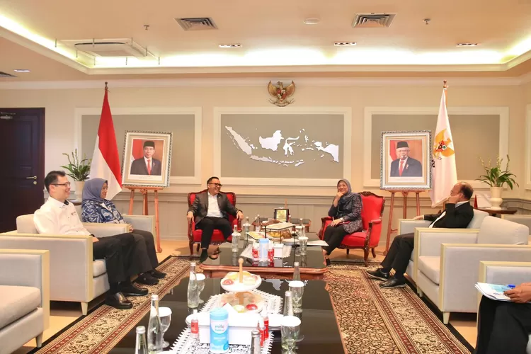 Pertemuan Menaker Ida Fauziyah dengan Menteri Pendayagunaan Aparatur Negara dan Reformasi Birokrasi Abdullah Azwar Anas. 