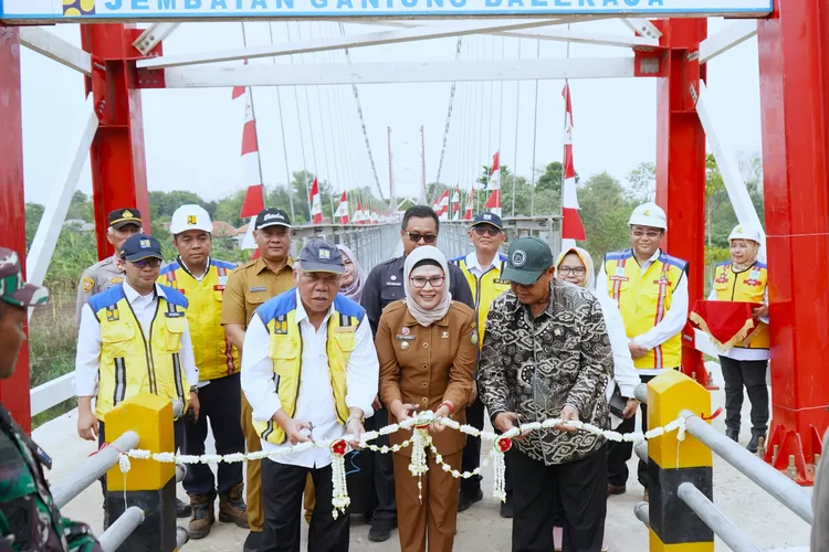 Menteri PUPR Basuki Hadimuljono (kiri) meresmikan jembatan gantung, Bupati Nina (kanan) sebut infrastruktur andal wujudkan pengembangan wilayah. (FOTO: Diskominfo Indramayu) 
